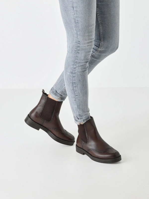 CHELSEA CON ELASTICI LATERALE E DETTAGLI BROGUE TAMARIS